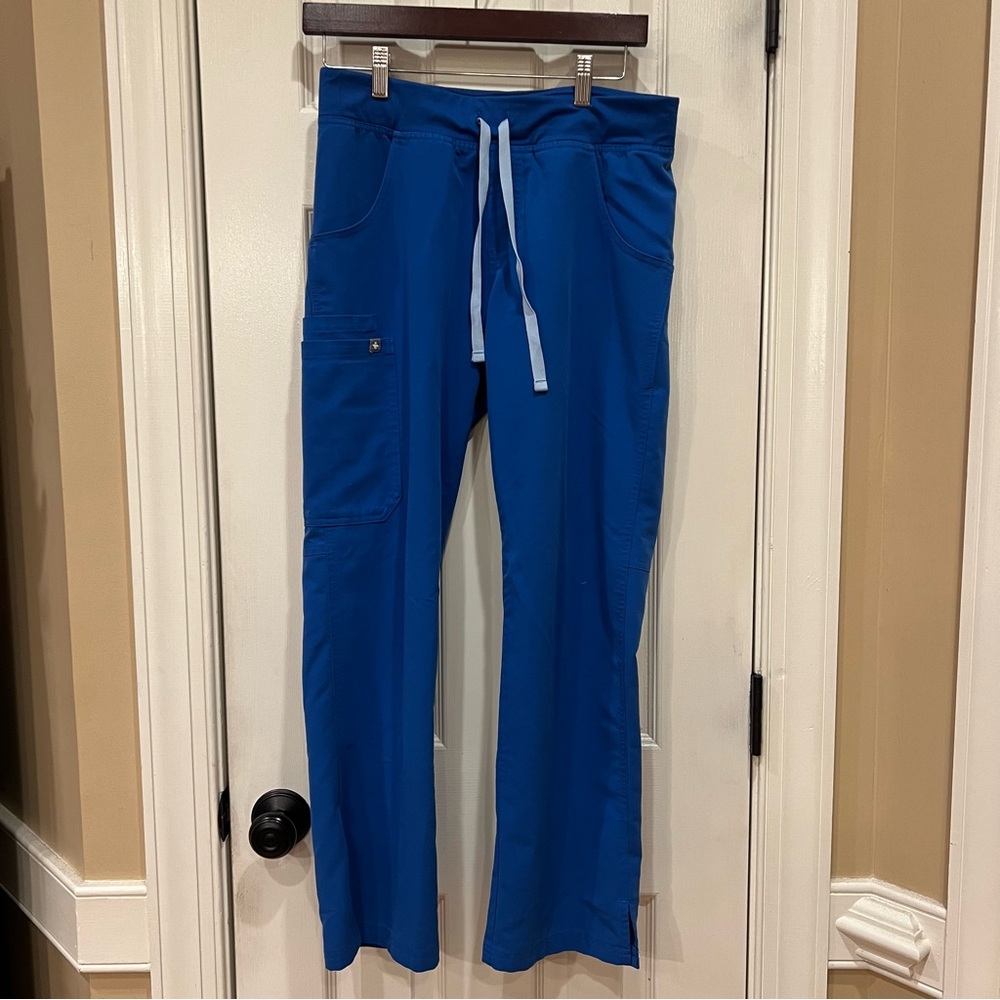 Figs Scrub Set Royal Blue Women’s Casma Three Pocket Top Kade Cargo Scrub Pants - Picture 5 of 8